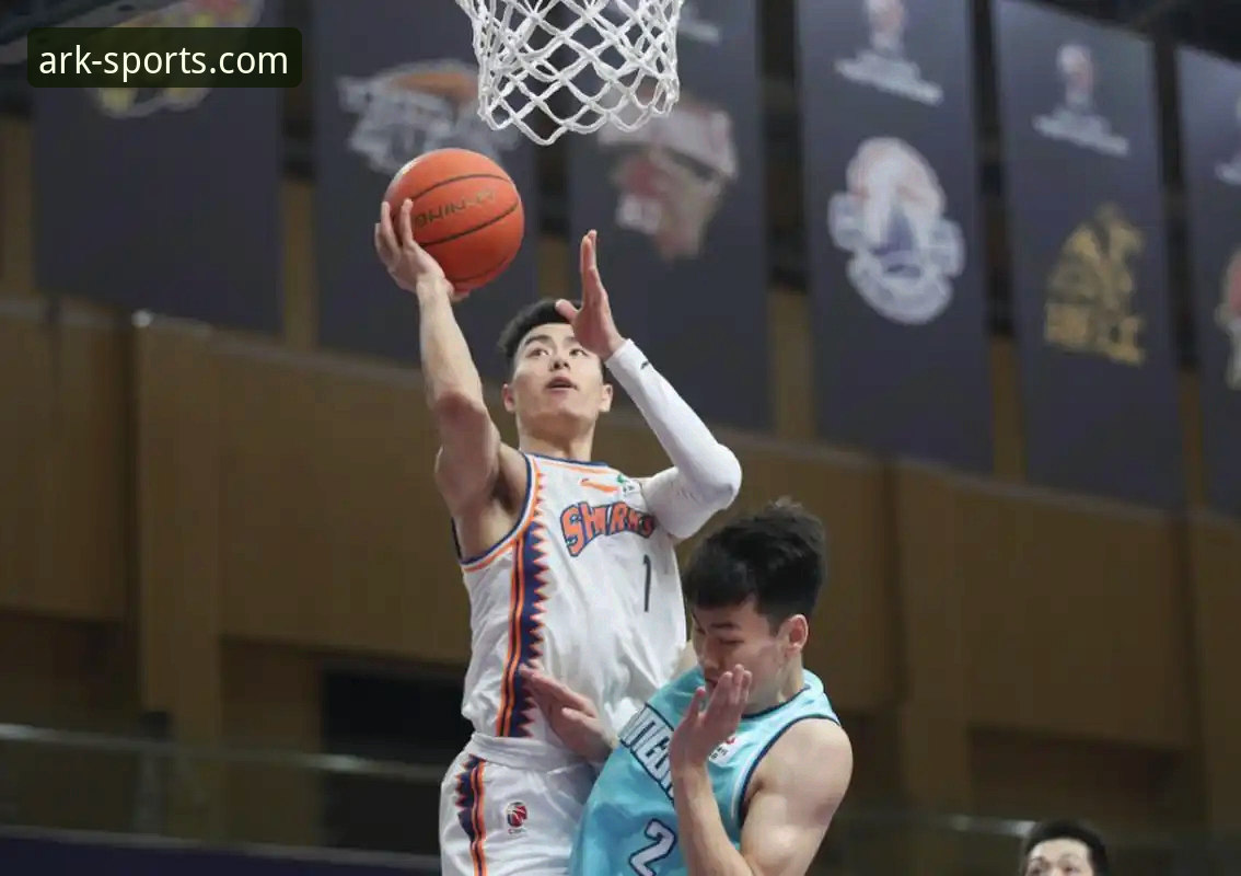 上海男篮豪取12连胜登顶联赛详解